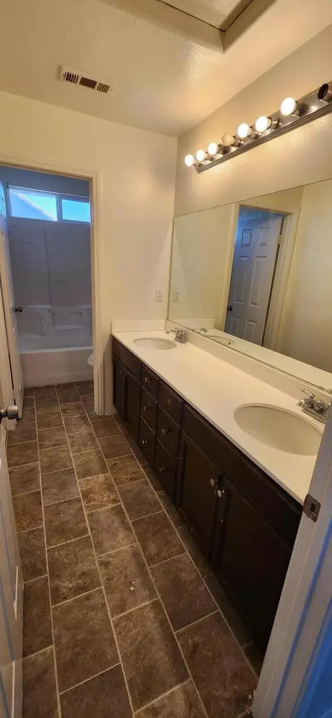 Bath - 5817 Gem Ct, Lancaster, CA 93536 photo 2 of 3