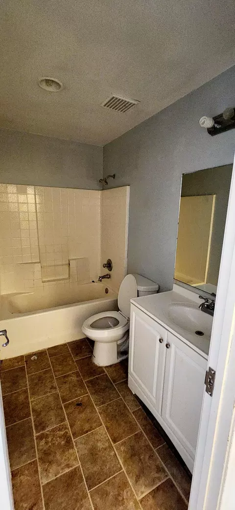 Bath - 5817 Gem Ct, Lancaster, CA 93536 photo 1 of 3