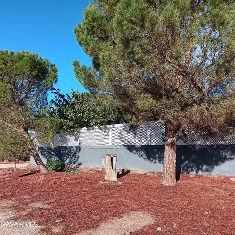 10364 15th St E, Mojave, CA 93501 photo 2
