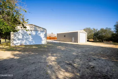 Exterior - 38950 163rd St E, Lake Los Angeles, CA 93591 photo 4 of 4