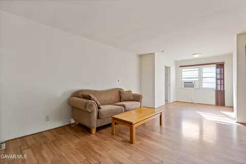 Living - 44140 Heaton Ave, Lancaster, CA 93534 photo 2 of 4