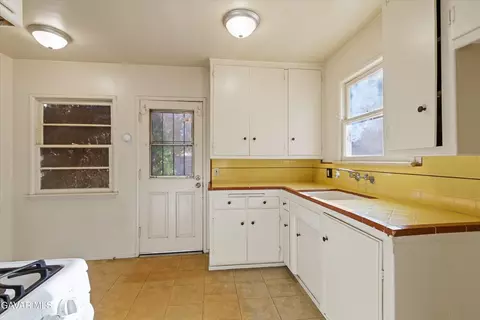Kitchen - 44140 Heaton Ave, Lancaster, CA 93534 photo 1 of 2