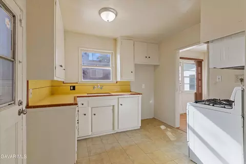Kitchen - 44140 Heaton Ave, Lancaster, CA 93534 photo 2 of 2
