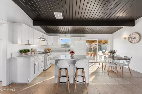 Kitchen - 38640 Larkin Ave, Palmdale, CA 93550 photo 7 of 8