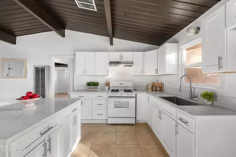 Kitchen - 38640 Larkin Ave, Palmdale, CA 93550 photo 8 of 8