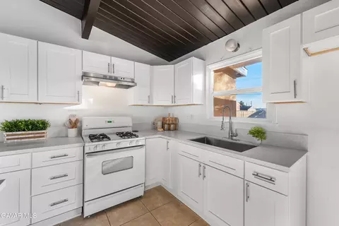 Kitchen - 38640 Larkin Ave, Palmdale, CA 93550 photo 6 of 8