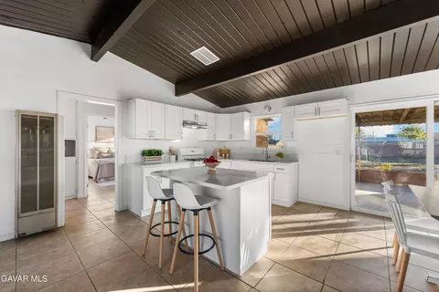 Kitchen - 38640 Larkin Ave, Palmdale, CA 93550 photo 5 of 8