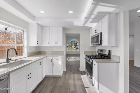 Kitchen - 44232 23rd St W, Lancaster, CA 93536 photo 5 of 6