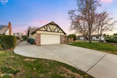 42902 Sachs Dr, Lancaster, CA 93536 photo 2