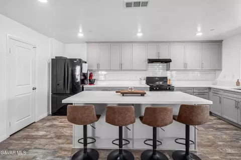 Kitchen - 44527 Freer Way, Lancaster, CA 93536 photo 2 of 4