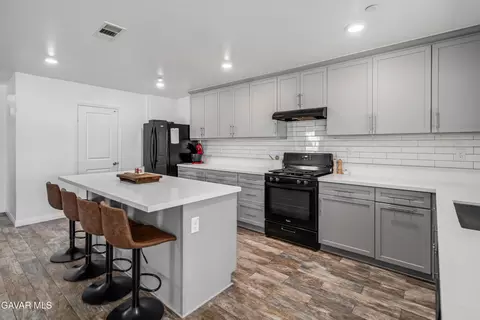Kitchen - 44527 Freer Way, Lancaster, CA 93536 photo 3 of 4