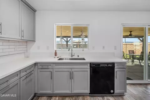 Kitchen - 44527 Freer Way, Lancaster, CA 93536 photo 4 of 4