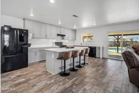 Kitchen - 44527 Freer Way, Lancaster, CA 93536 photo 1 of 4