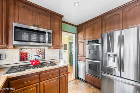 Kitchen - 44003 7th St E, Lancaster, CA 93535 photo 5 of 7