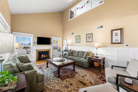 Living - 44003 7th St E, Lancaster, CA 93535 photo 2 of 5
