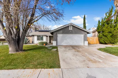 2643 Newgrove St W, Lancaster, CA 93536