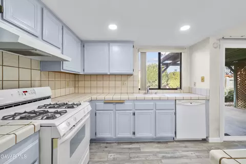 Kitchen - 1607 Norberry St E, Lancaster, CA 93535 photo 2 of 3