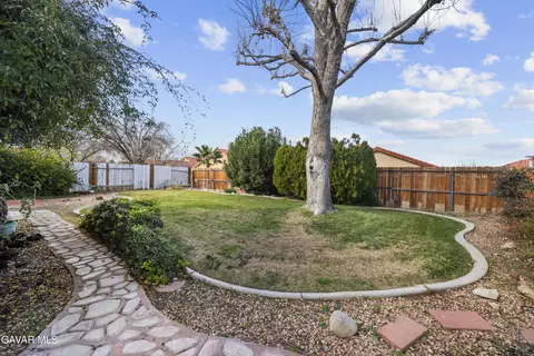 Exterior - 1607 Norberry St E, Lancaster, CA 93535 photo 5 of 6