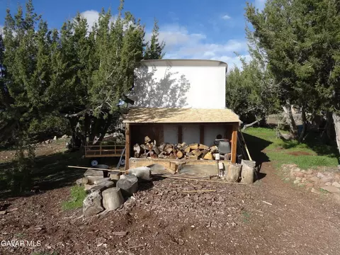Exterior - 9425 Tanganda Rd, Tehachapi, CA 93561 photo 4 of 6
