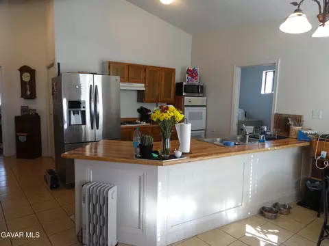Kitchen - 9425 Tanganda Rd, Tehachapi, CA 93561 photo 1 of 3