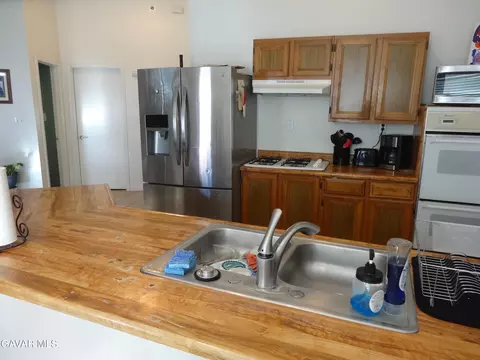 Kitchen - 9425 Tanganda Rd, Tehachapi, CA 93561 photo 3 of 3