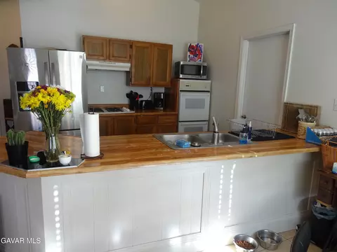 Kitchen - 9425 Tanganda Rd, Tehachapi, CA 93561 photo 2 of 3