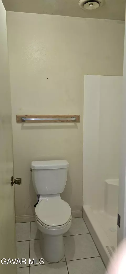 Bath - 37633 E 29th St, Palmdale, CA 93550 photo 2 of 2