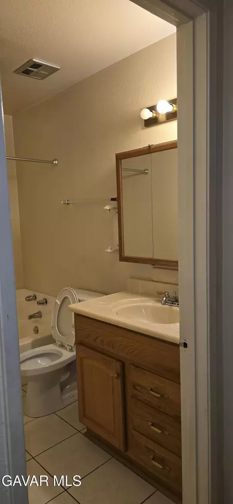 Bath - 37633 E 29th St, Palmdale, CA 93550 photo 1 of 2