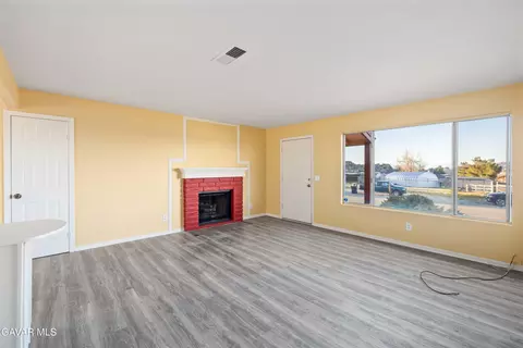 Living - 40020 E 176th St, Palmdale, CA 93591 photo 1 of 2