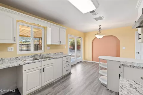 Kitchen - 40020 E 176th St, Palmdale, CA 93591 photo 4 of 4