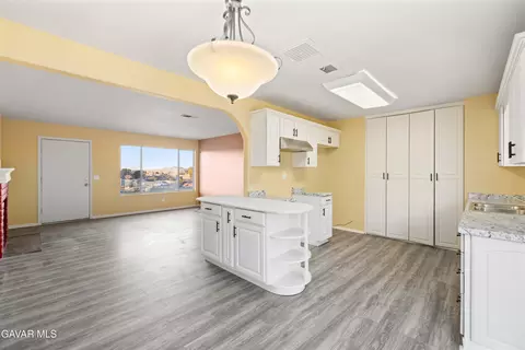 Kitchen - 40020 E 176th St, Palmdale, CA 93591 photo 1 of 4