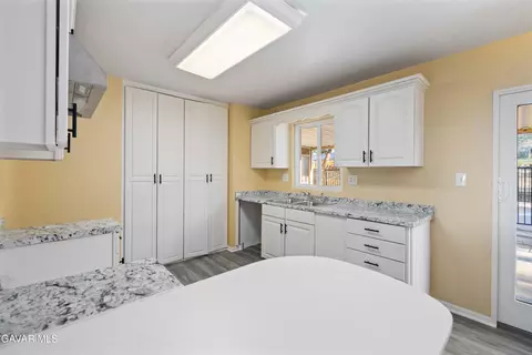 Kitchen - 40020 E 176th St, Palmdale, CA 93591 photo 3 of 4