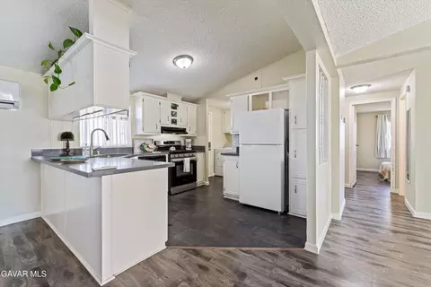 Kitchen - 17216 E Ave T, Llano, CA 93544 photo 1 of 2