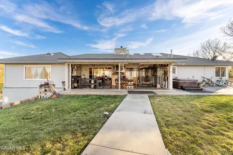 Exterior - 20102 Pine Ridge Dr, Tehachapi, CA 93561 photo 2 of 7