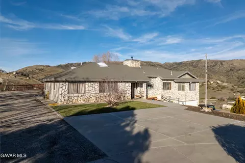 20102 Pine Ridge Dr, Tehachapi, CA 93561