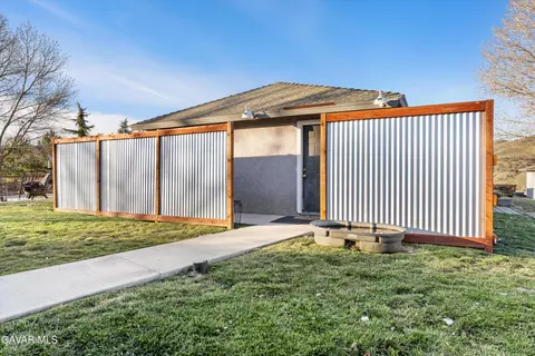 Exterior - 20102 Pine Ridge Dr, Tehachapi, CA 93561 photo 4 of 7