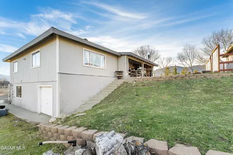 Exterior - 20102 Pine Ridge Dr, Tehachapi, CA 93561 photo 5 of 7