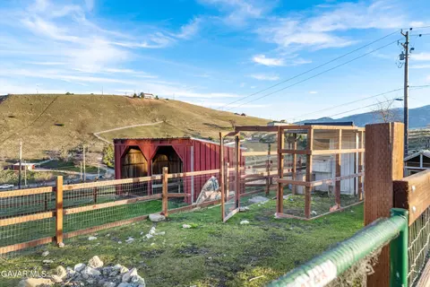 Exterior - 20102 Pine Ridge Dr, Tehachapi, CA 93561 photo 7 of 7