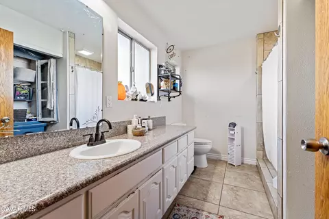 Bath - 20102 Pine Ridge Dr, Tehachapi, CA 93561 photo 2 of 3