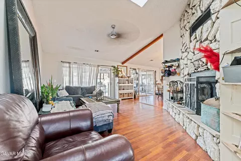 Living - 20102 Pine Ridge Dr, Tehachapi, CA 93561 photo 2 of 2