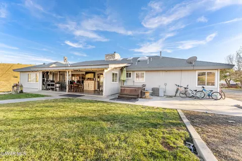 Exterior - 20102 Pine Ridge Dr, Tehachapi, CA 93561 photo 3 of 7