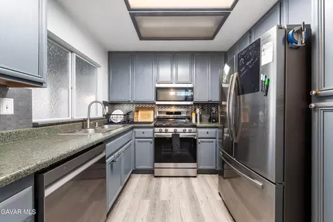 Kitchen - 45728 Balmoral Ct, Lancaster, CA 93534 photo 2 of 2