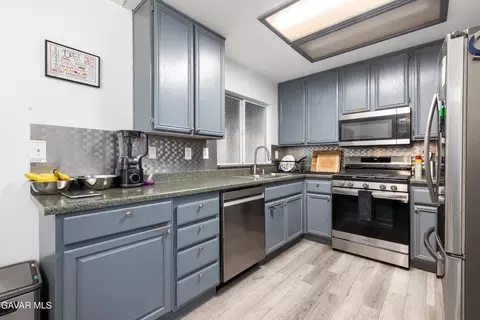 Kitchen - 45728 Balmoral Ct, Lancaster, CA 93534 photo 1 of 2