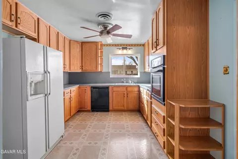 Kitchen - 43819 Elm Ave, Lancaster, CA 93534 photo 1 of 3