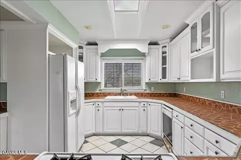 Kitchen - 21101 Angel St, Tehachapi, CA 93561 photo 3 of 4