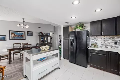 Kitchen - 44115 Hunter Ct, Lancaster, CA 93536 photo 3 of 4