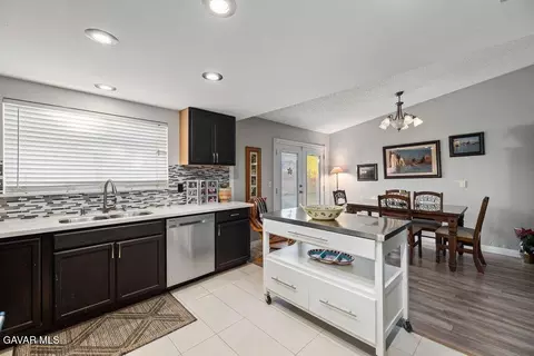 Kitchen - 44115 Hunter Ct, Lancaster, CA 93536 photo 2 of 4