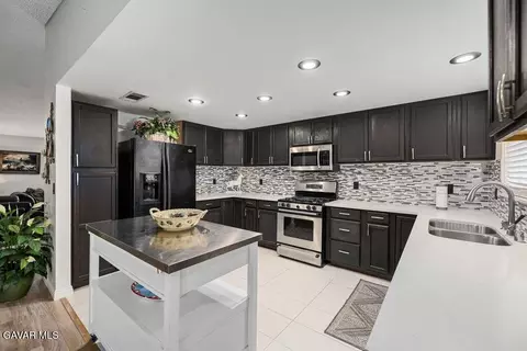 Kitchen - 44115 Hunter Ct, Lancaster, CA 93536 photo 4 of 4