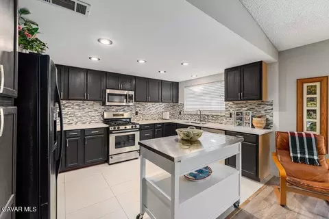 Kitchen - 44115 Hunter Ct, Lancaster, CA 93536 photo 1 of 4