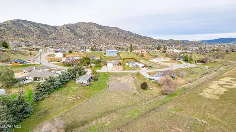 20816 Crest Dr, Tehachapi, CA 93561
